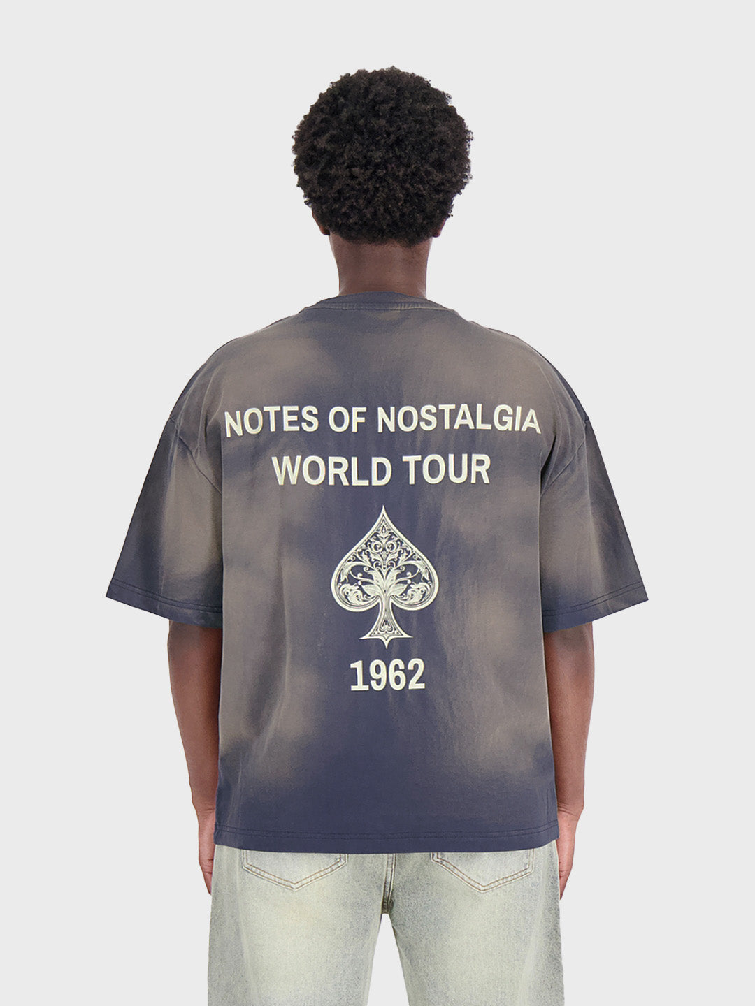 Model draagt Don't Waste Culture Islian t-shirt in Faded Navy - achterkant