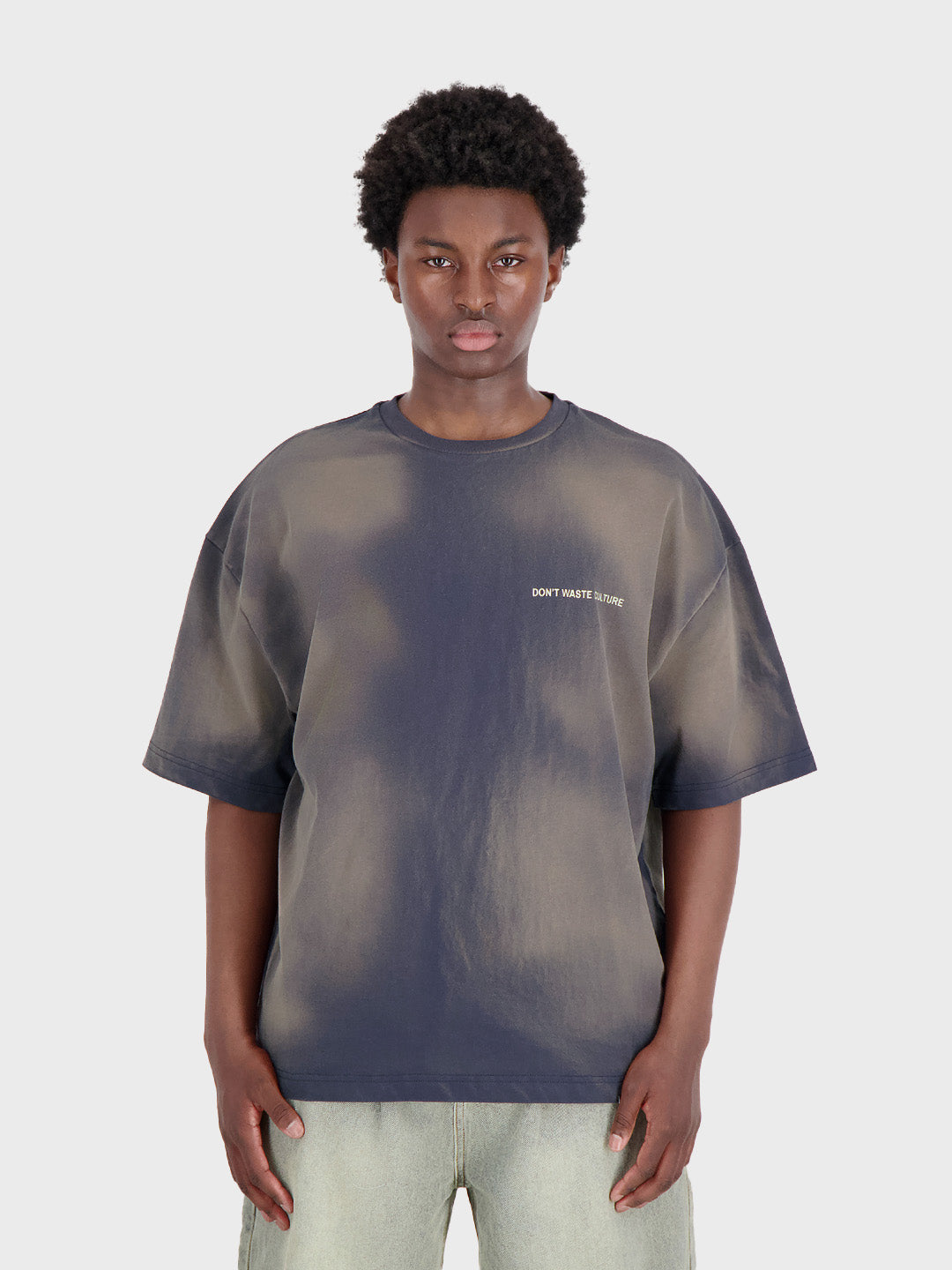 Don-t Waste Culture Islian t-shirt in faded navy - gedragen door model
