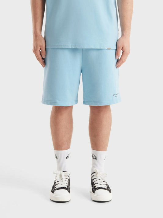 Model draagt DWC Jerr shorts in Light Blue, front view