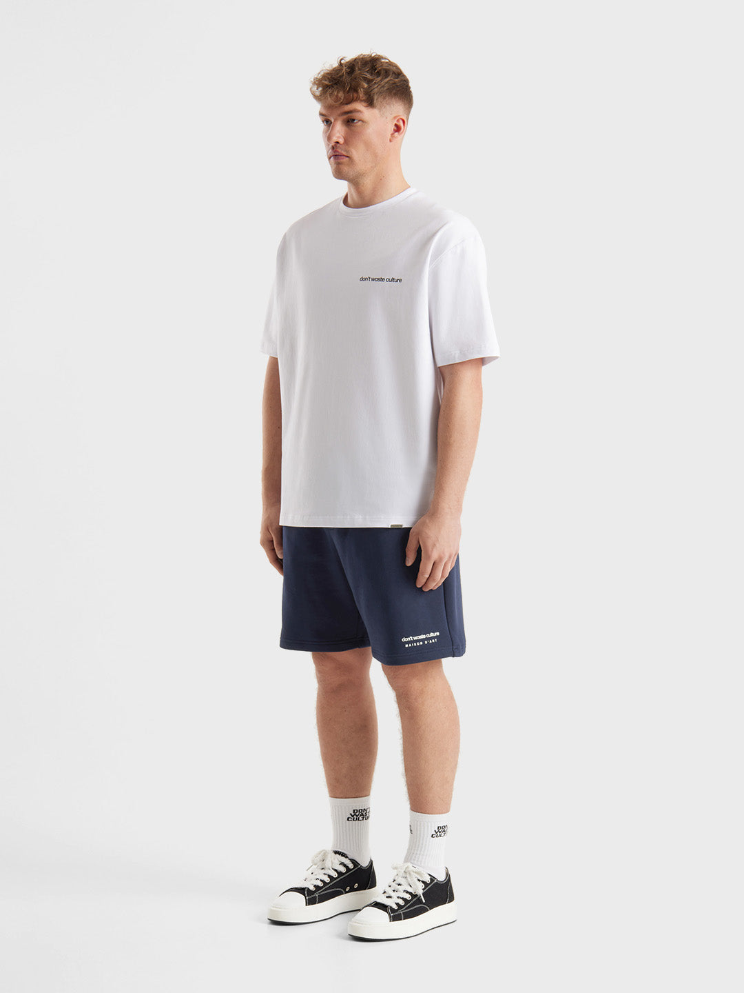 Outfit met DWC Jerr shorts in Navy, schuin vooraanzicht