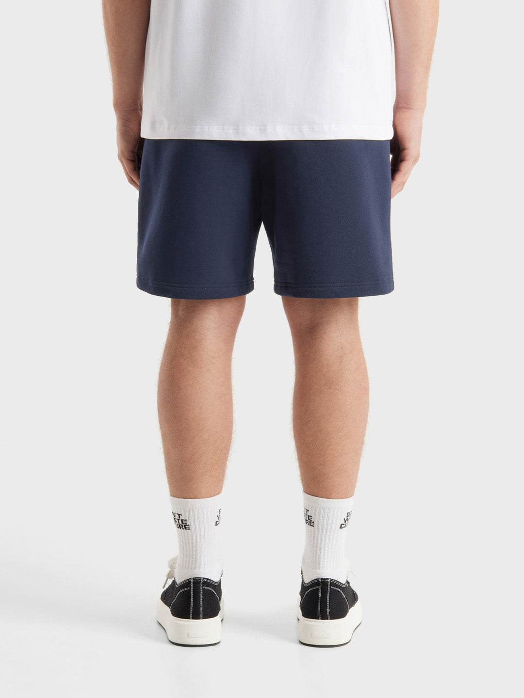 Model met DWC Jerr shorts, achterkant zichtbaar