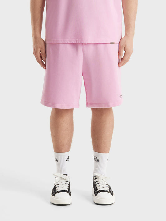 Model draagt DWC Jerr shorts in Pink, front view