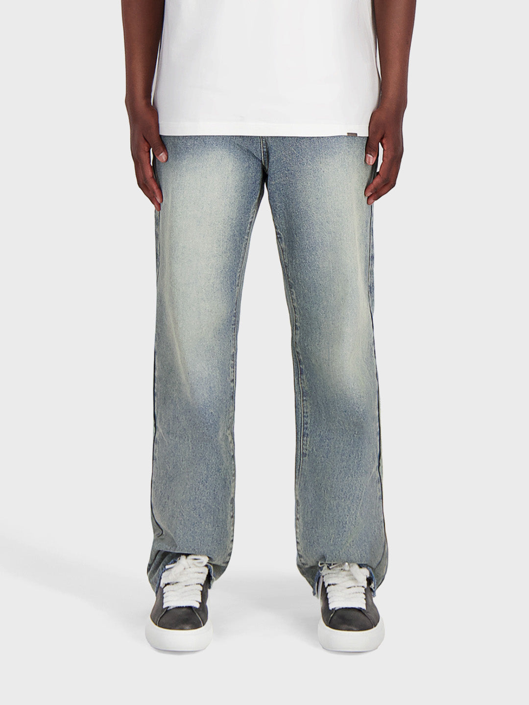 Model draagt DWC Kaimana Jeans Pale – voorkant