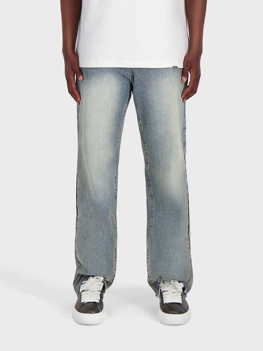 Model draagt DWC Kaimana Jeans Pale – voorkant