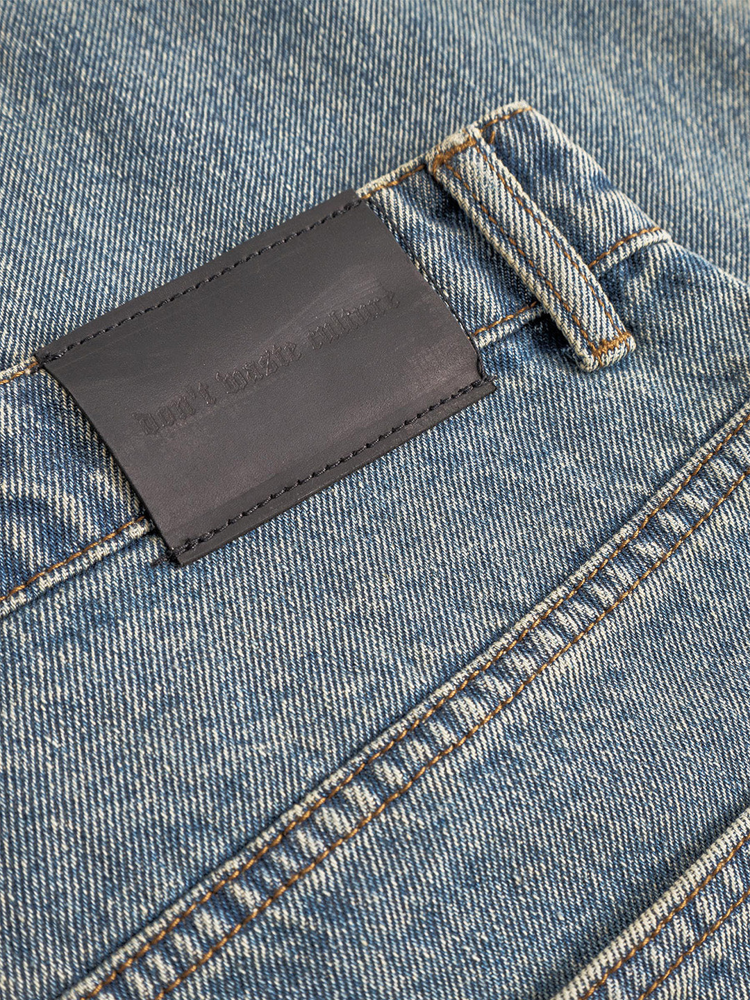 Detail shot leren patch van de Don’t Waste Culture Kaimana Jeans