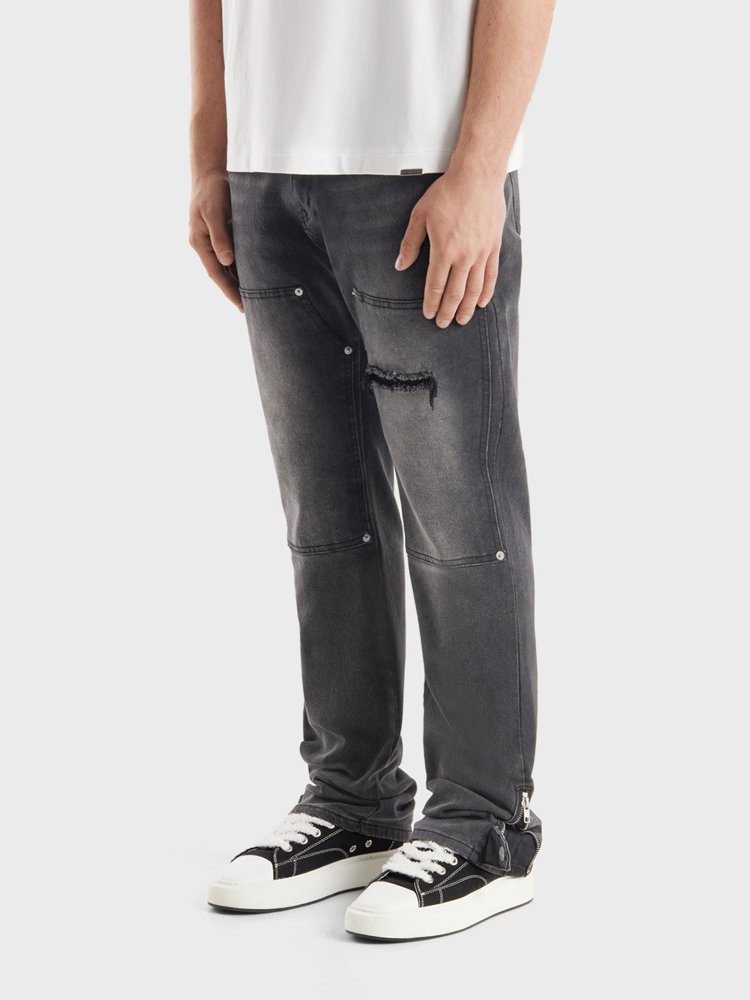 Model draagt DWC Luciana Jeans in zwart – schuin vooraanzicht
