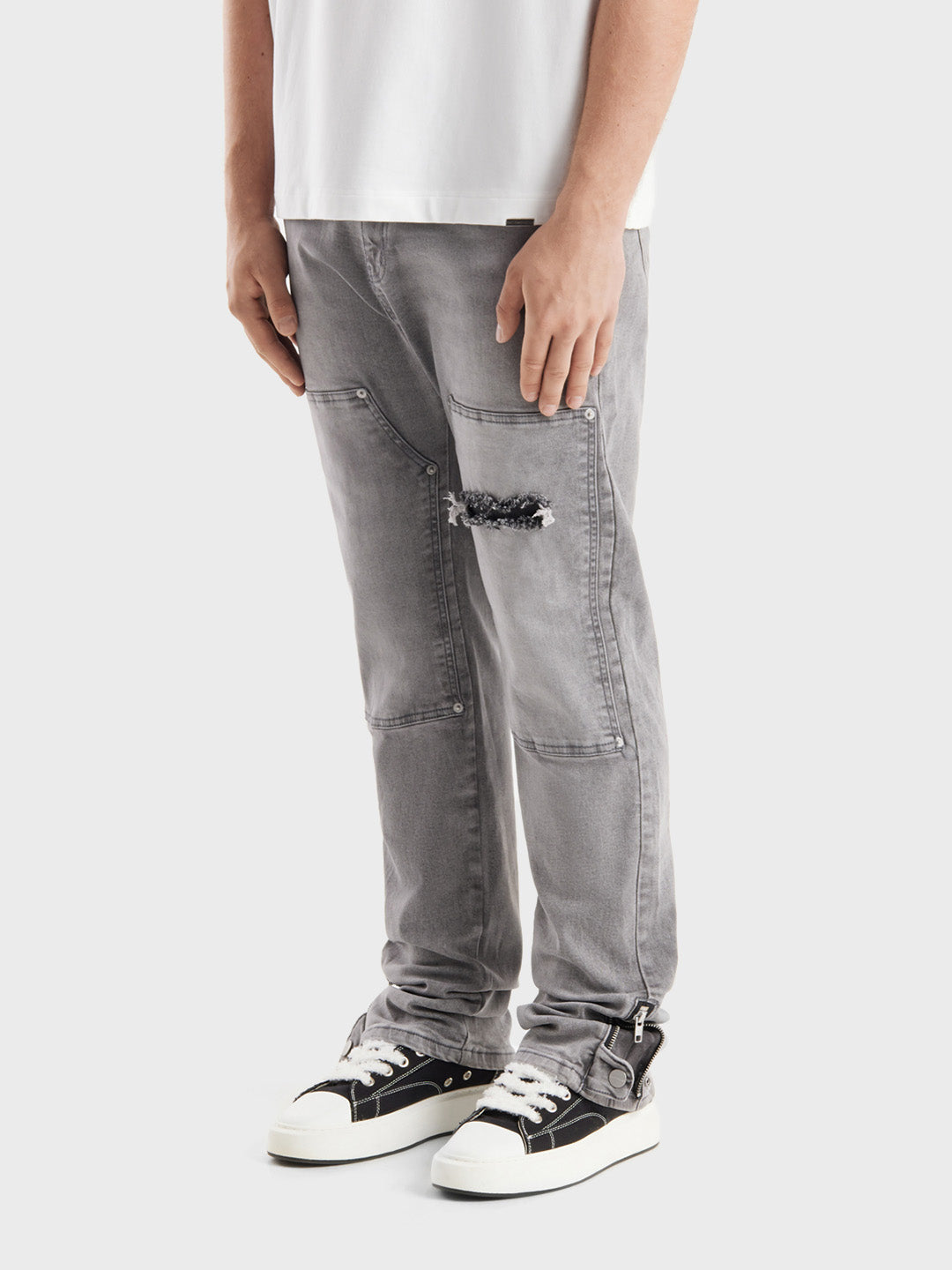 Model draagt DWC Luciana Jeans in Grey – schuin vooraanzicht