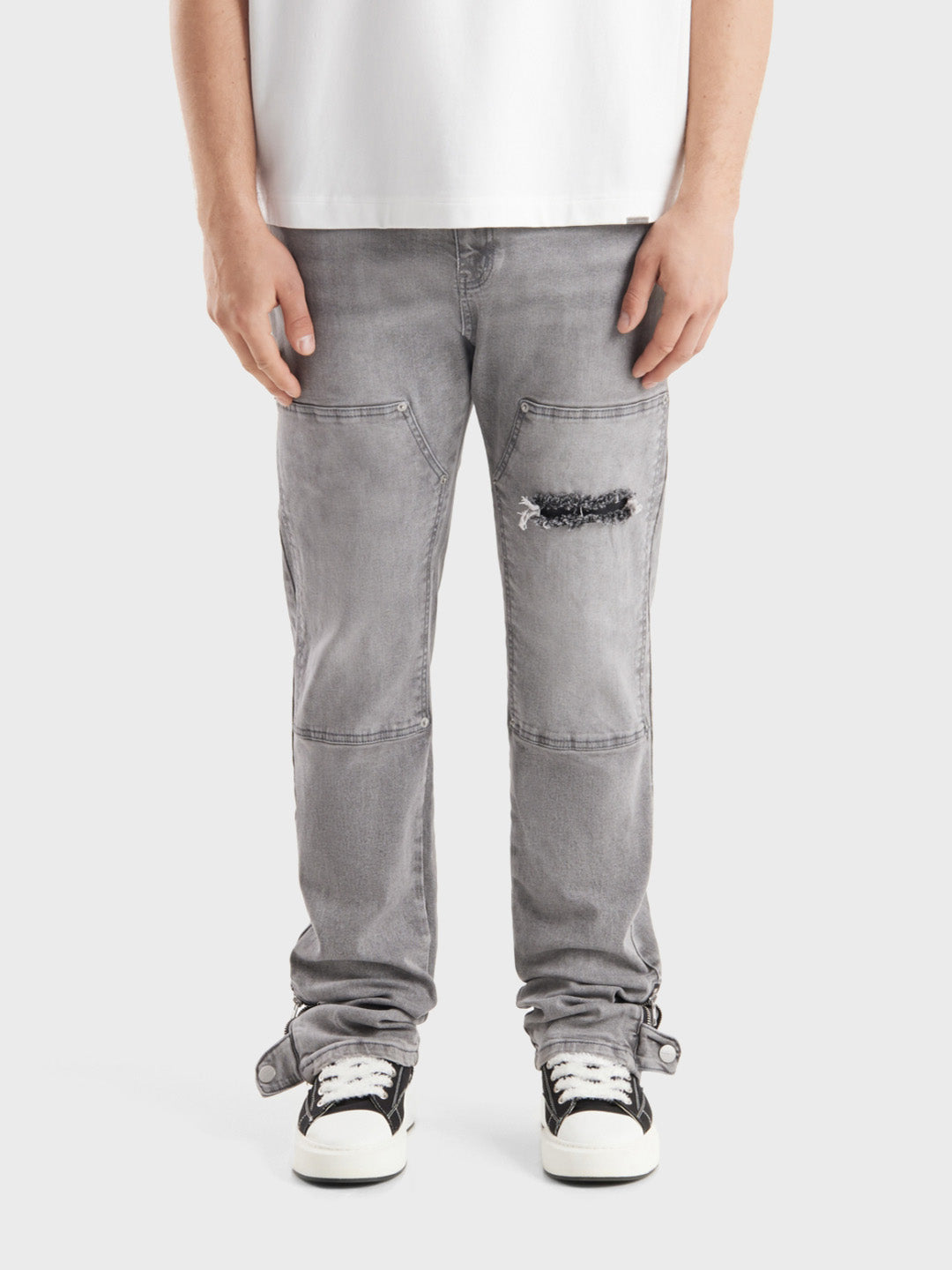 Model draagt Luciana Jeans Grey – vooraanzicht