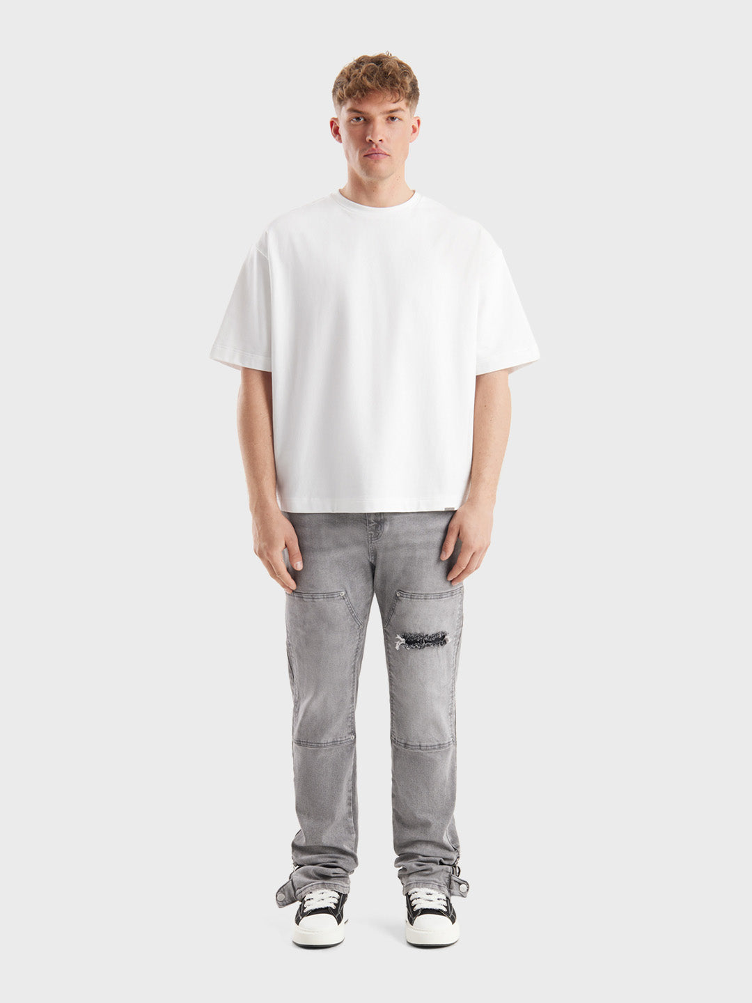 Outfit met Luciana Jeans Grey en oversized t-shirt