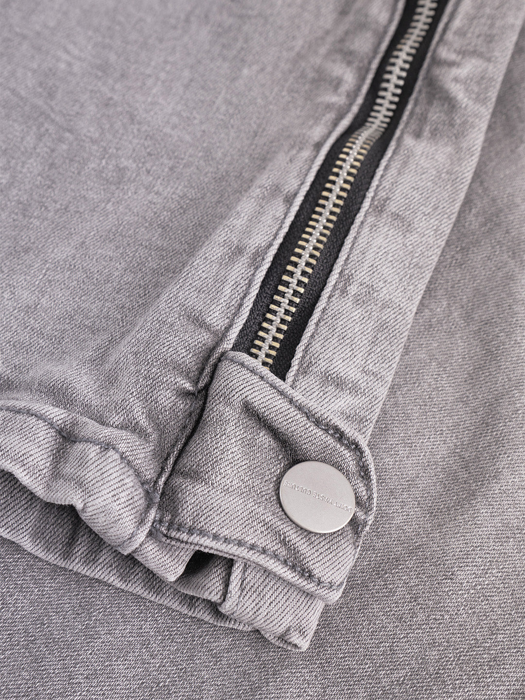 Detail van denim en rits bij enkel – Luciana Jeans Grey