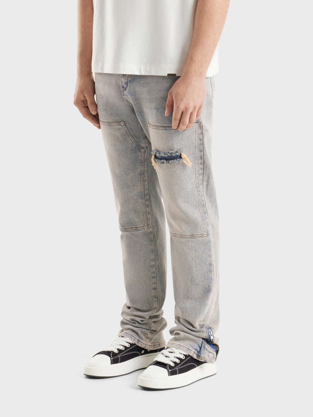 Model draagt DWC Luciana Jeans in Sand Pale – schuin vooraanzicht