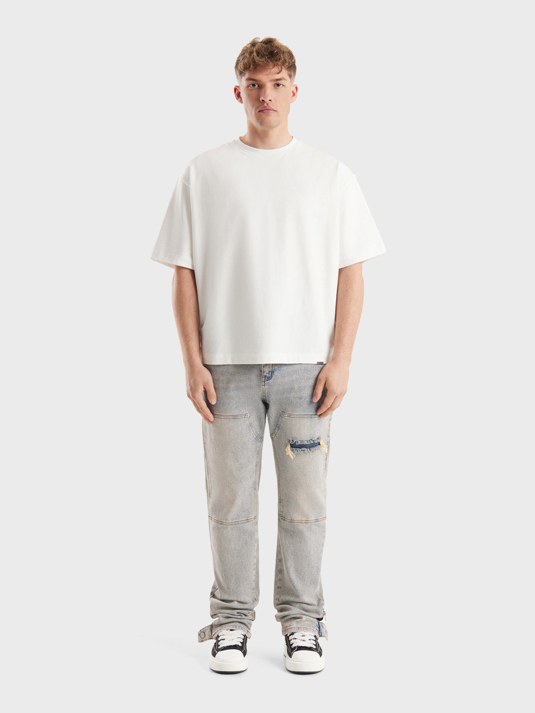 Outfit met Luciana Jeans Sand Pale en oversized t-shirt