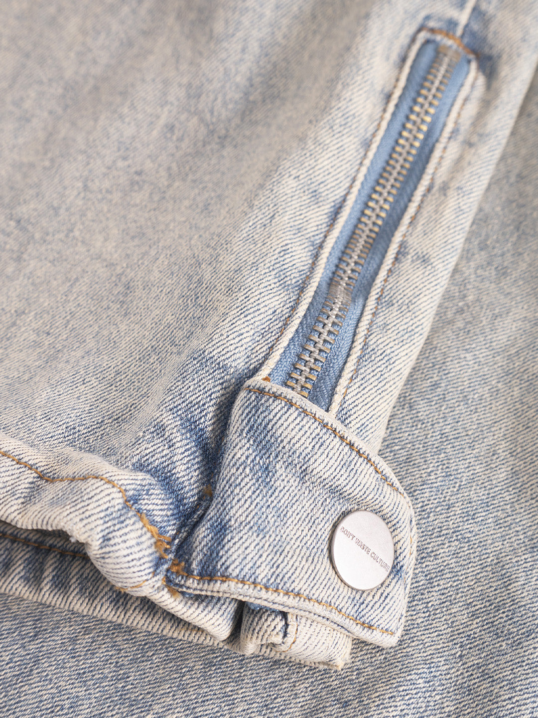 Detail van denim en rits – Luciana Jeans Sand Pale