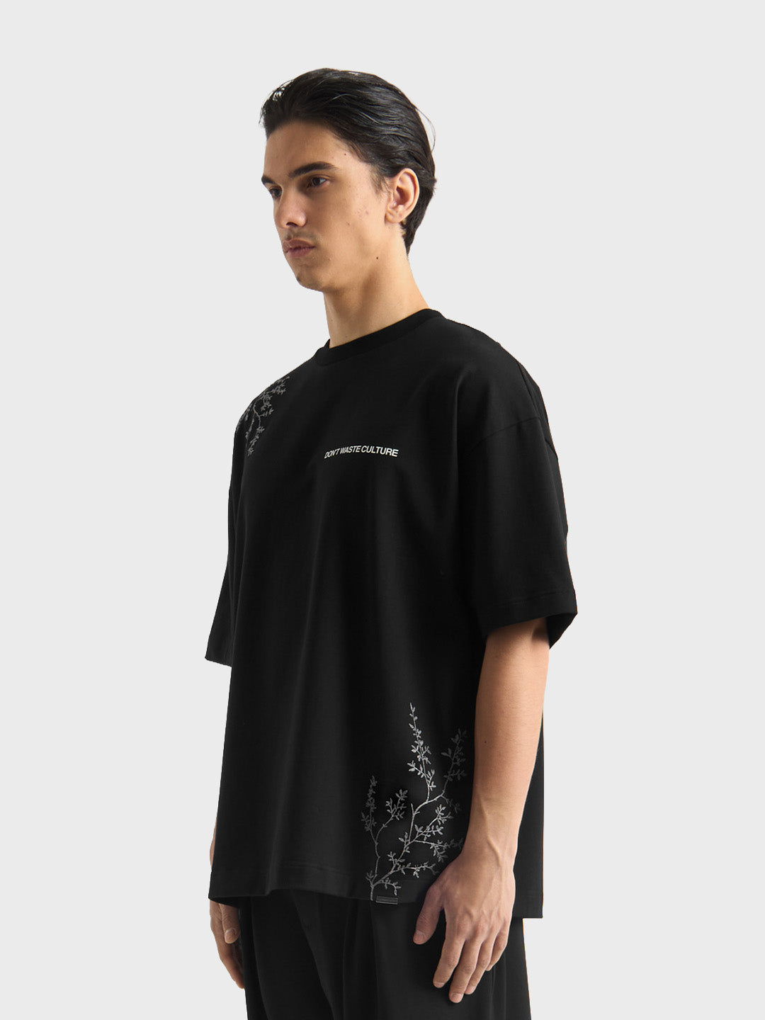 Don’t Waste Culture Morikae T-Shirt Black model schuin voor