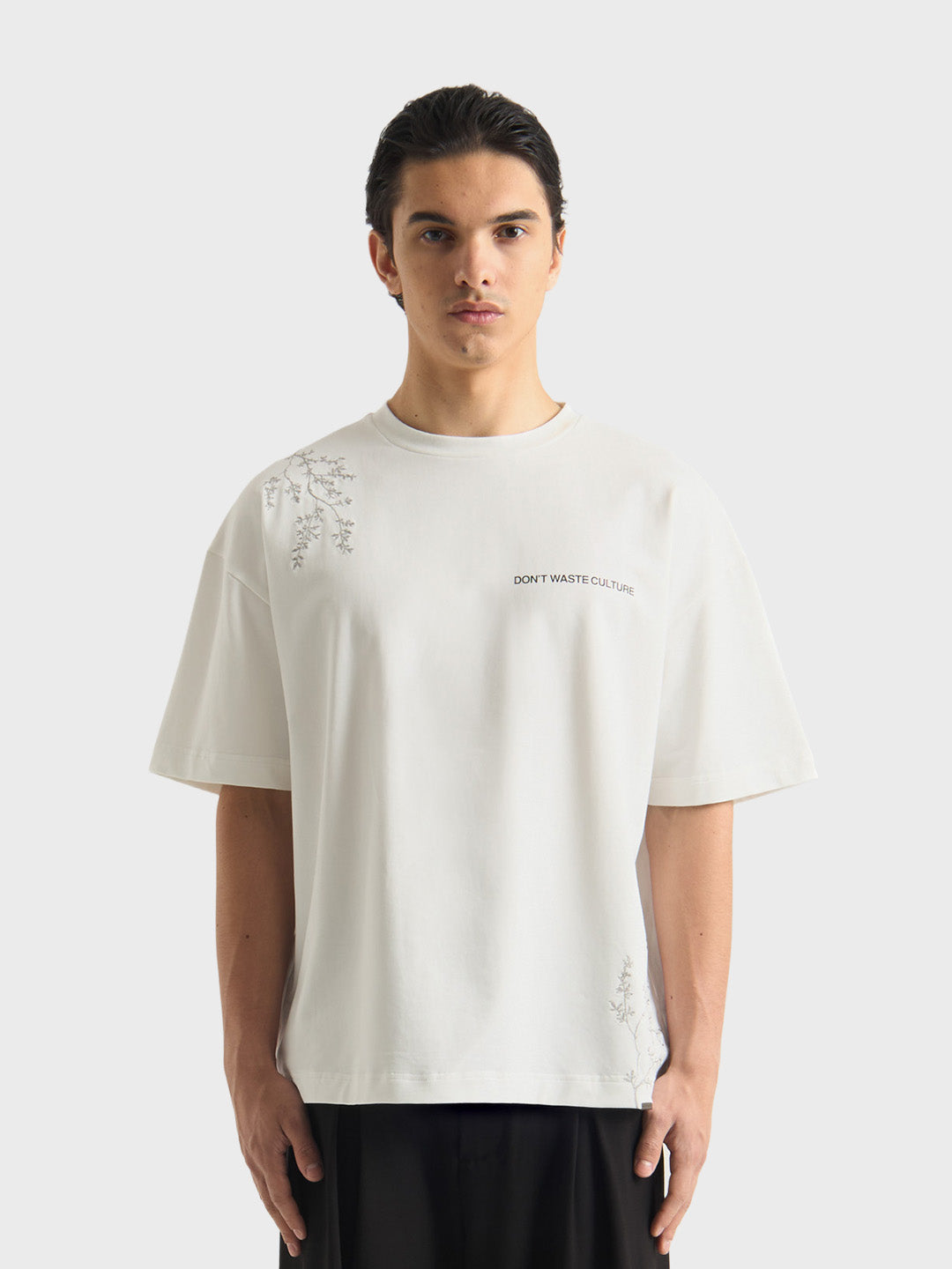 Don’t Waste Culture Morikae T-Shirt Off-White model voorkant