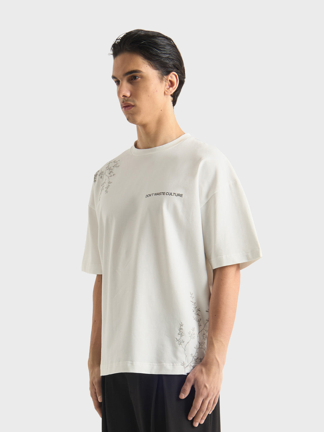 Don’t Waste Culture Morikae T-Shirt Off-White model schuin voor