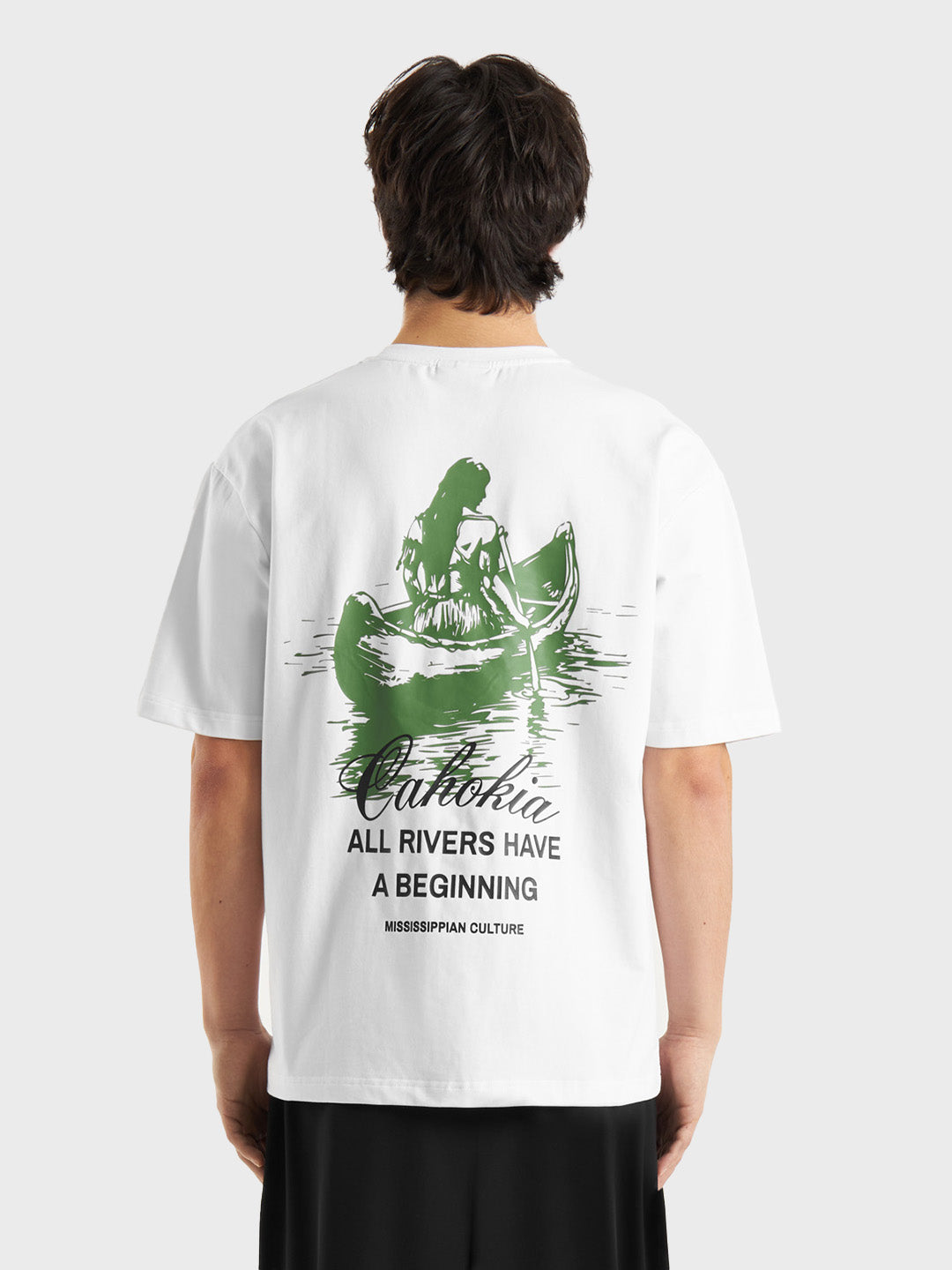 Model met DWC Niamh T-Shirt White – Achterkant met groene backprint