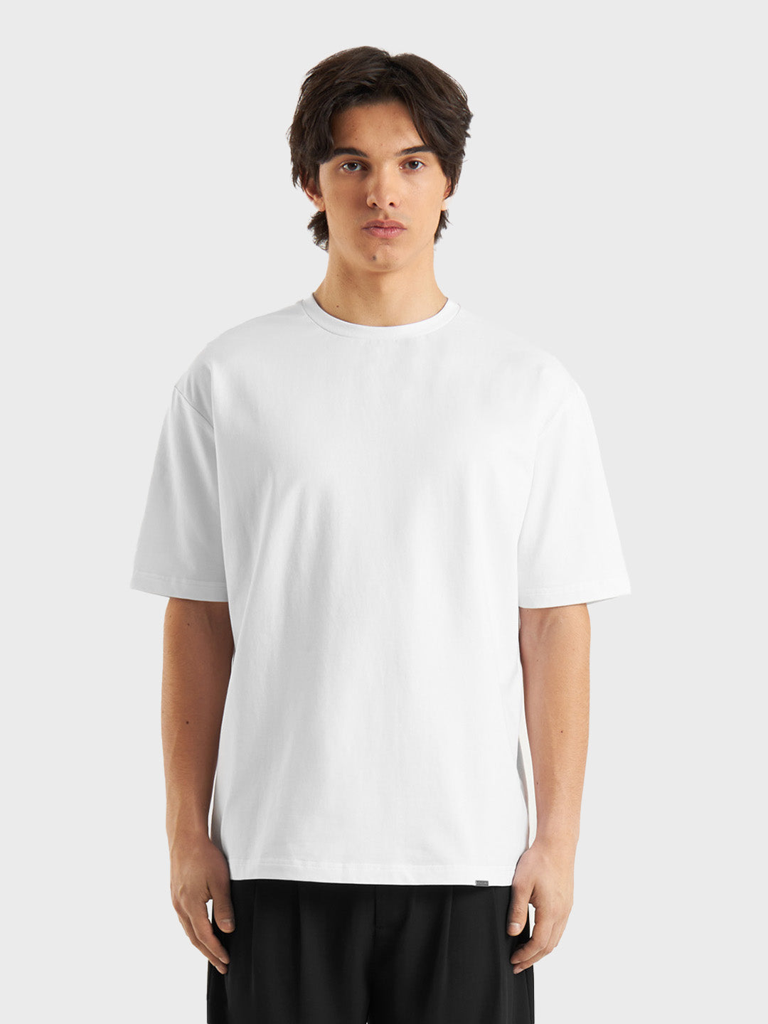 Model draagt DWC Niamh T-Shirt – Voorkant met clean white look