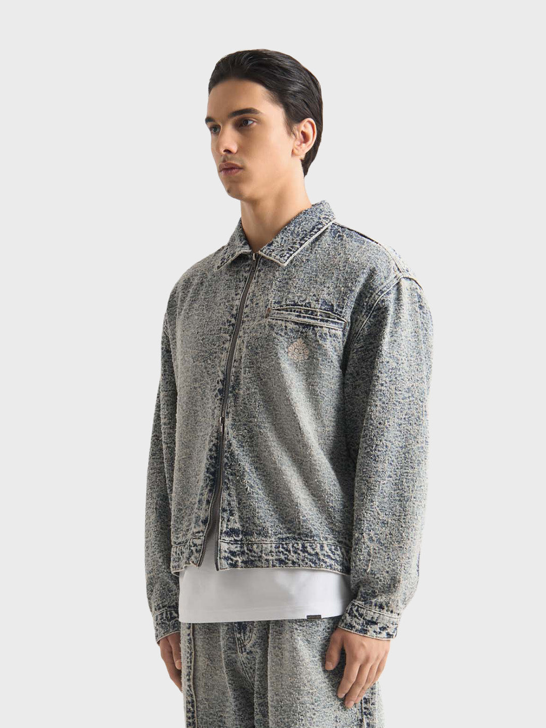 Don’t Waste Culture Querine Denim Jacket Mid Blue model schuin voor