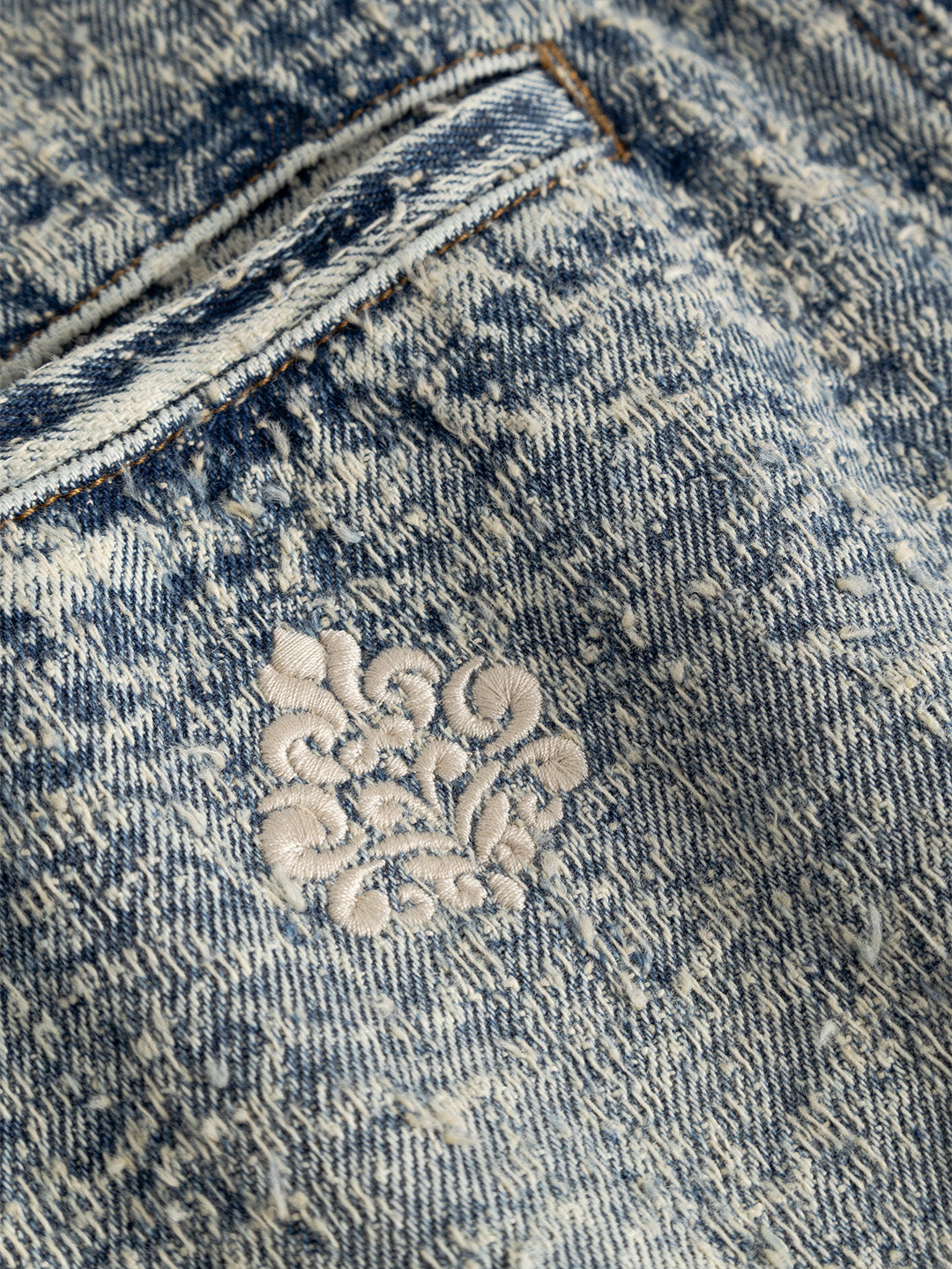 Close-up geborduurd ornament Querine Denim Jacket