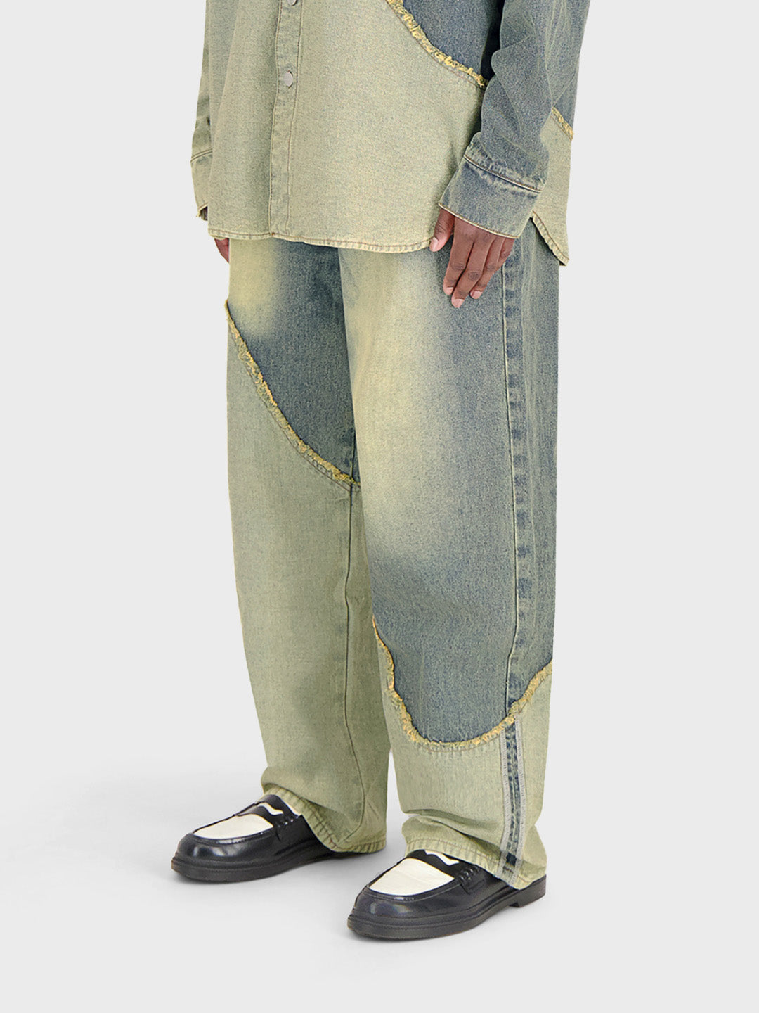 Schuin vooraanzicht van DWC Sarwin Jeans met asymmetrische stiknaad
