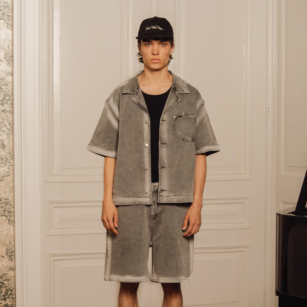 Streetwearlook met Don’t Waste Culture denim set en cap, gedragen door model