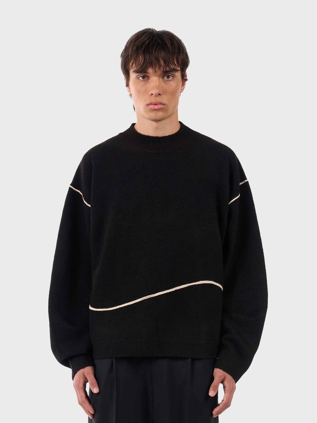 Don’t Waste Culture Tatu Knitted Sweater Black – model vooraanzicht