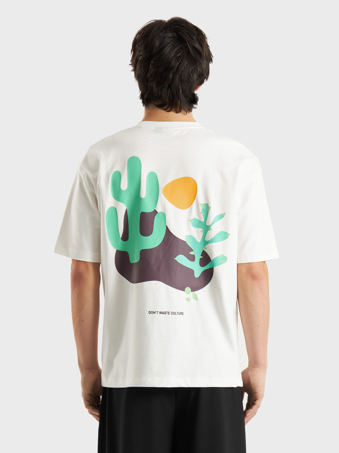Model draagt Don’t Waste Culture Thalassa T-Shirt – backprint zichtbaar