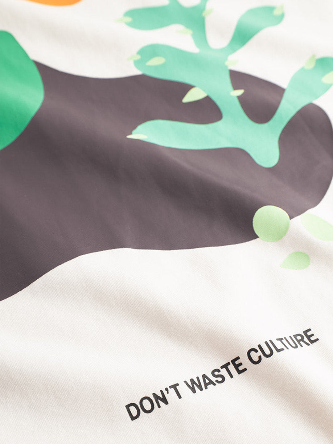 Close-up van kleurrijke illustratie op rug Thalassa T-Shirt