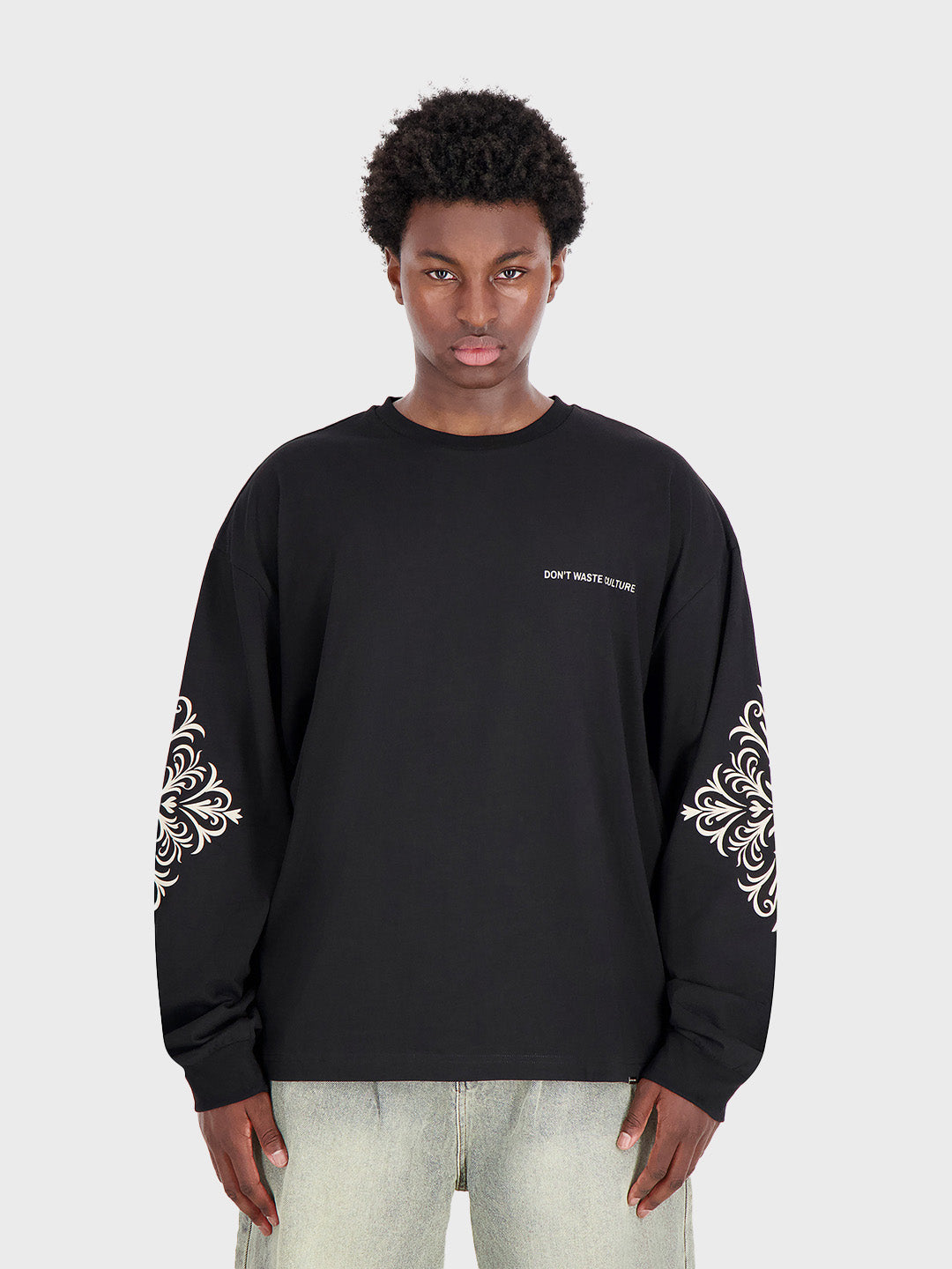 Model draagt DWC Thandor Longsleeve t-shirt - voorkant