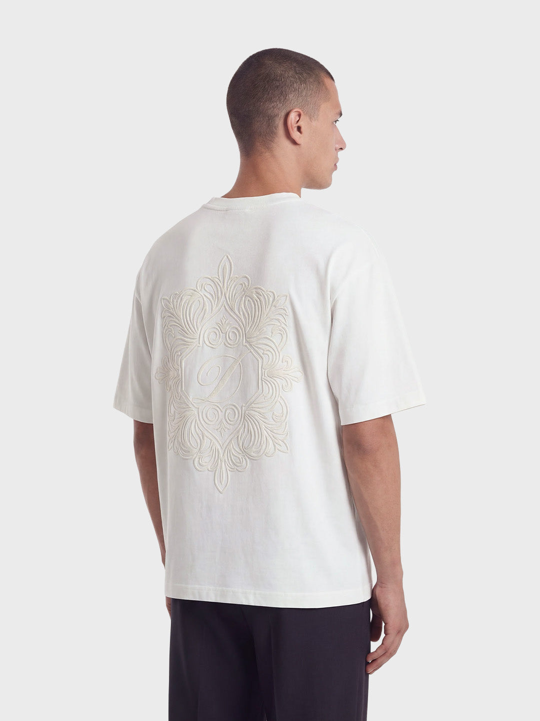 Don't Waste Culture Umeka T-Shirt Off-White - model schuin achter