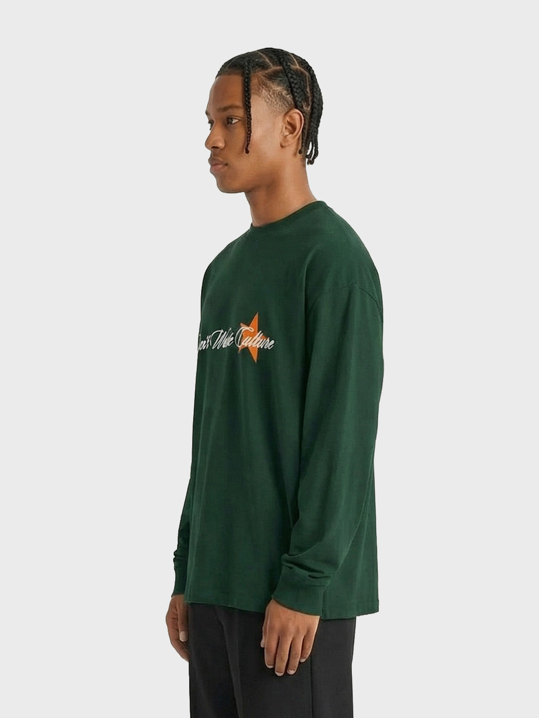 Don’t Waste Culture Unisa Longsleeve green model schuin voor