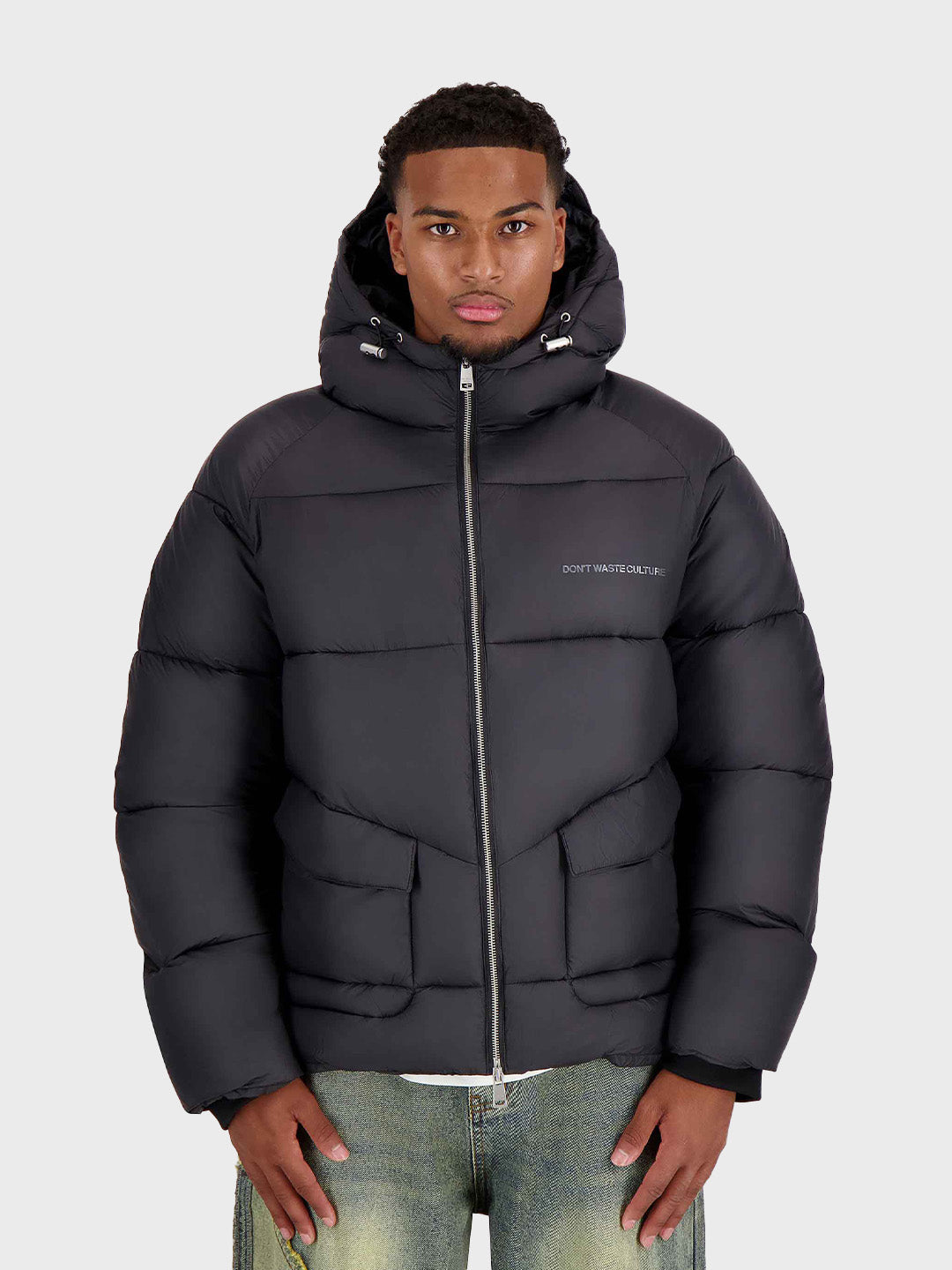 Don’t Waste Culture Valida Puffer Jacket Black – model vooraanzicht