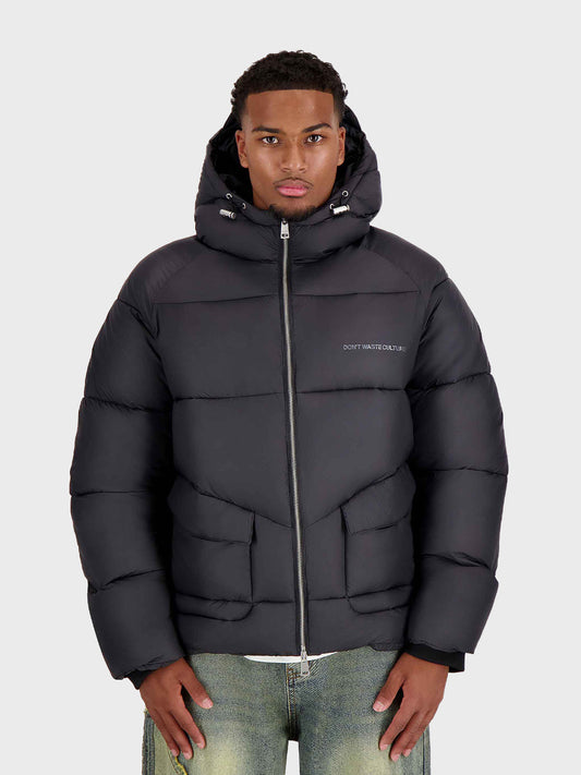 Don’t Waste Culture Valida Puffer Jacket Black – model vooraanzicht