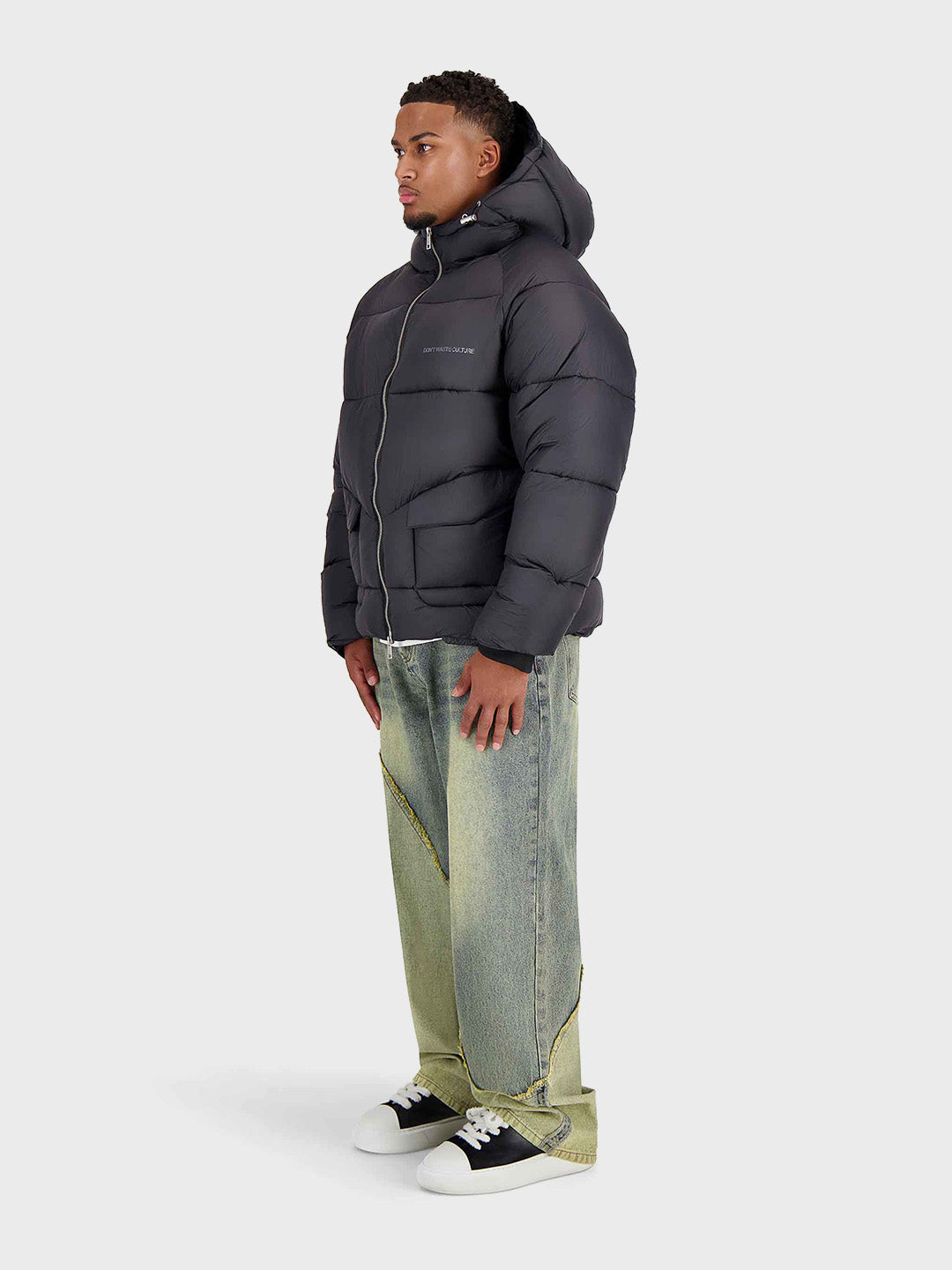 Don’t Waste Culture Valida Puffer Jacket Black – full outfit met jeans schuin voor