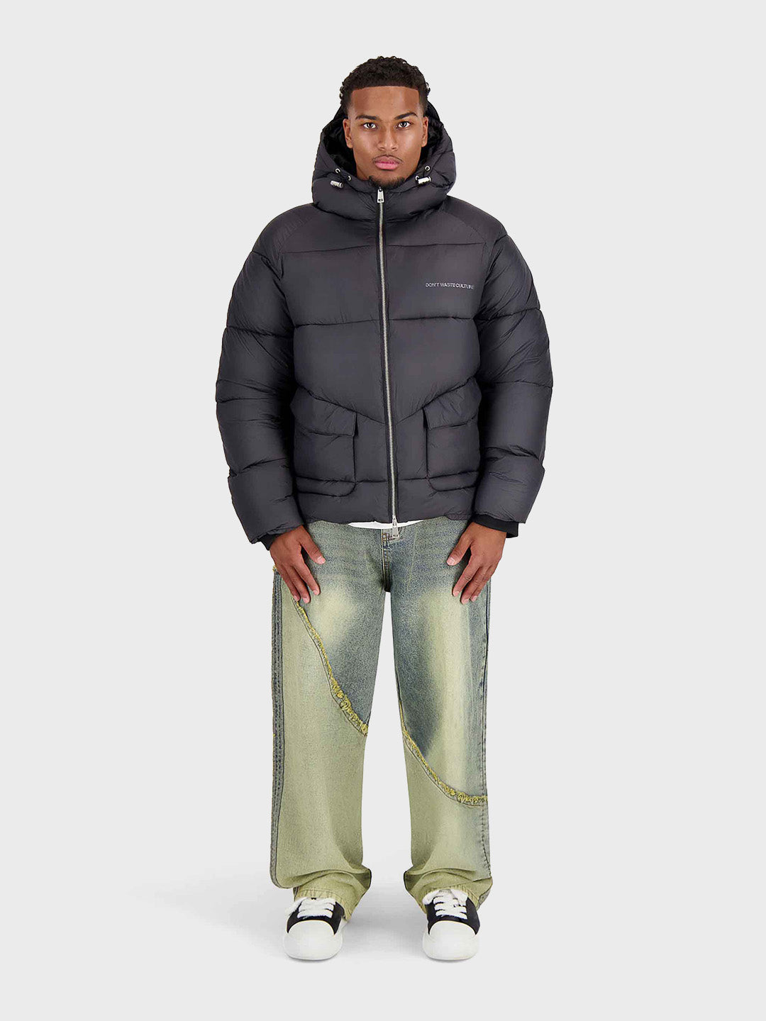 Don’t Waste Culture Valida Puffer Jacket Black – full outfit vooraanzicht