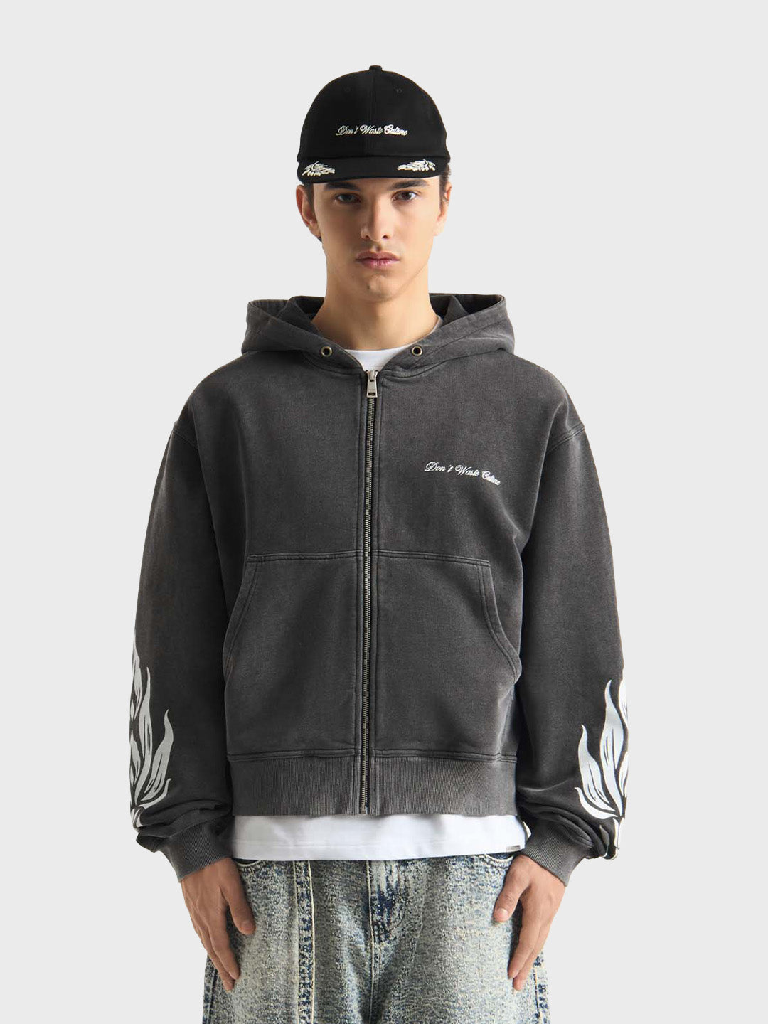 Don’t Waste Culture Wesandra Zip Hoodie Washed Black model voorkant