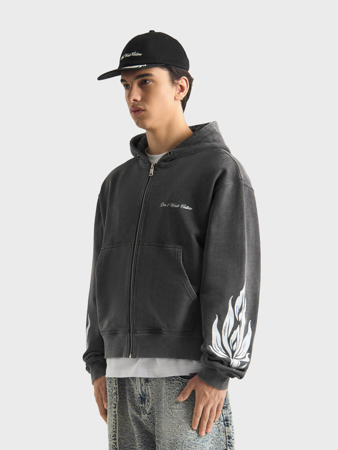 Don’t Waste Culture Wesandra Zip Hoodie Washed Black model schuin voor