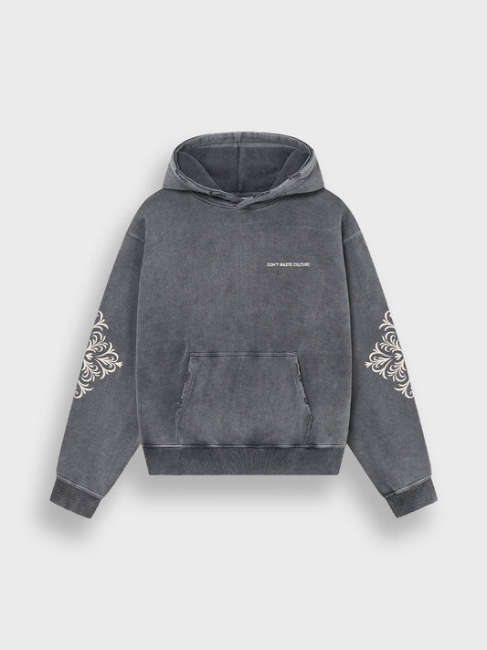 Voorkant DWC Yulani Hoodie Washed Black met borstlogo