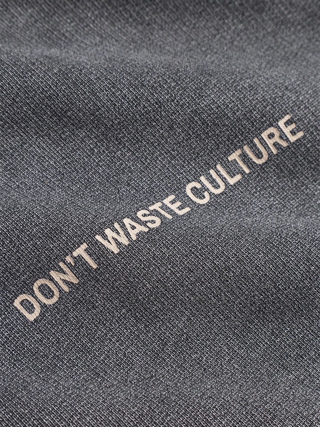 Detail shot borstbranding van de Yulani Hoodie Don’t Waste Culture