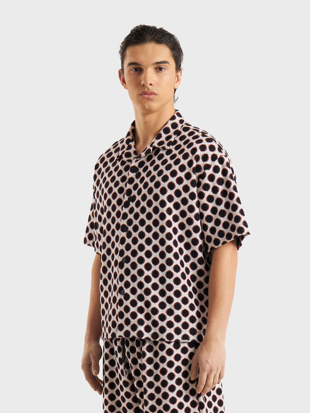 Model draagt DWC Zafir Shirt – schuin vooraanzicht