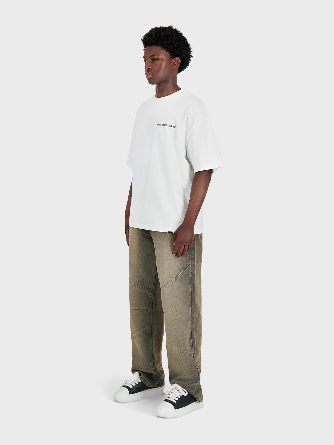 Don't Waste Culture Zalira T-Shirt White - model schuin voor