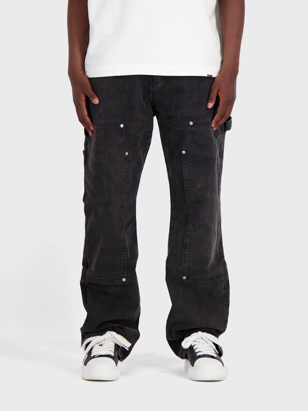 Model draagt Don't Waste Culture Zivana Jeans in Black - voorkant