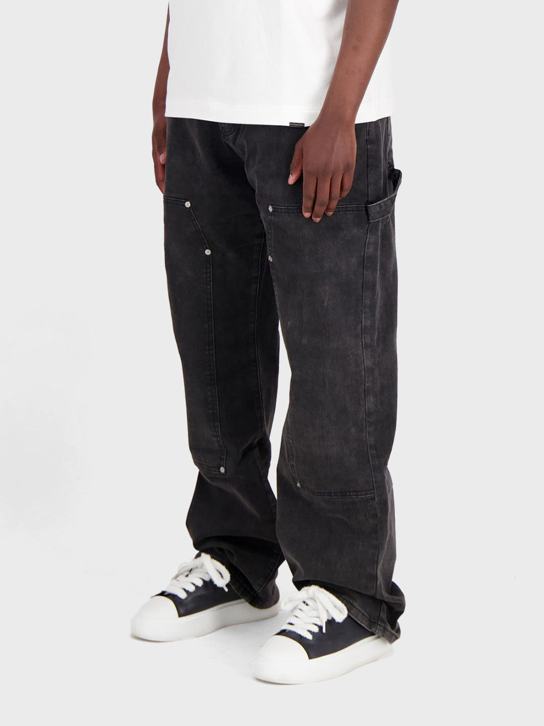 Model draagt Don't Waste Culture Zivana Jeans in Black - schuin vooraanzicht