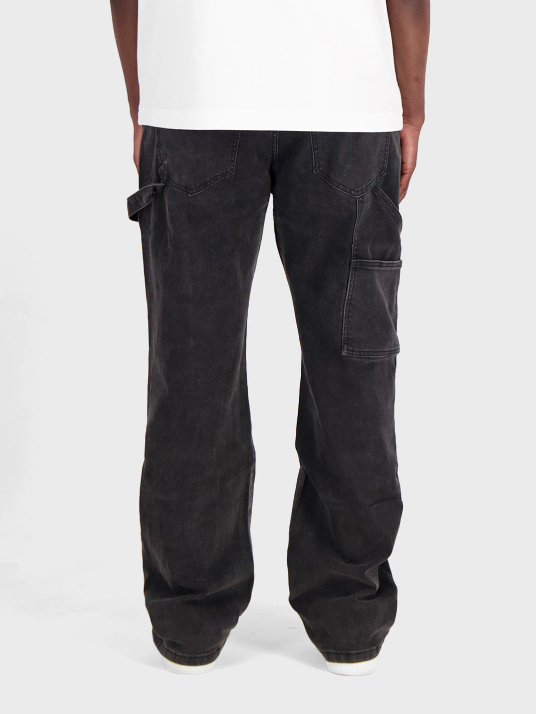 Model draagt Don't Waste Culture Zivana Jeans in Black - achterkant
