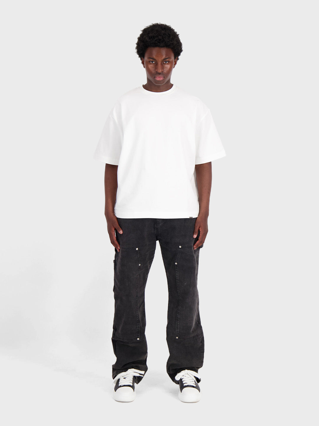 Model draagt Don't Waste Culture Zivana Jeans in Black - gecombineerd met basic t-shirt