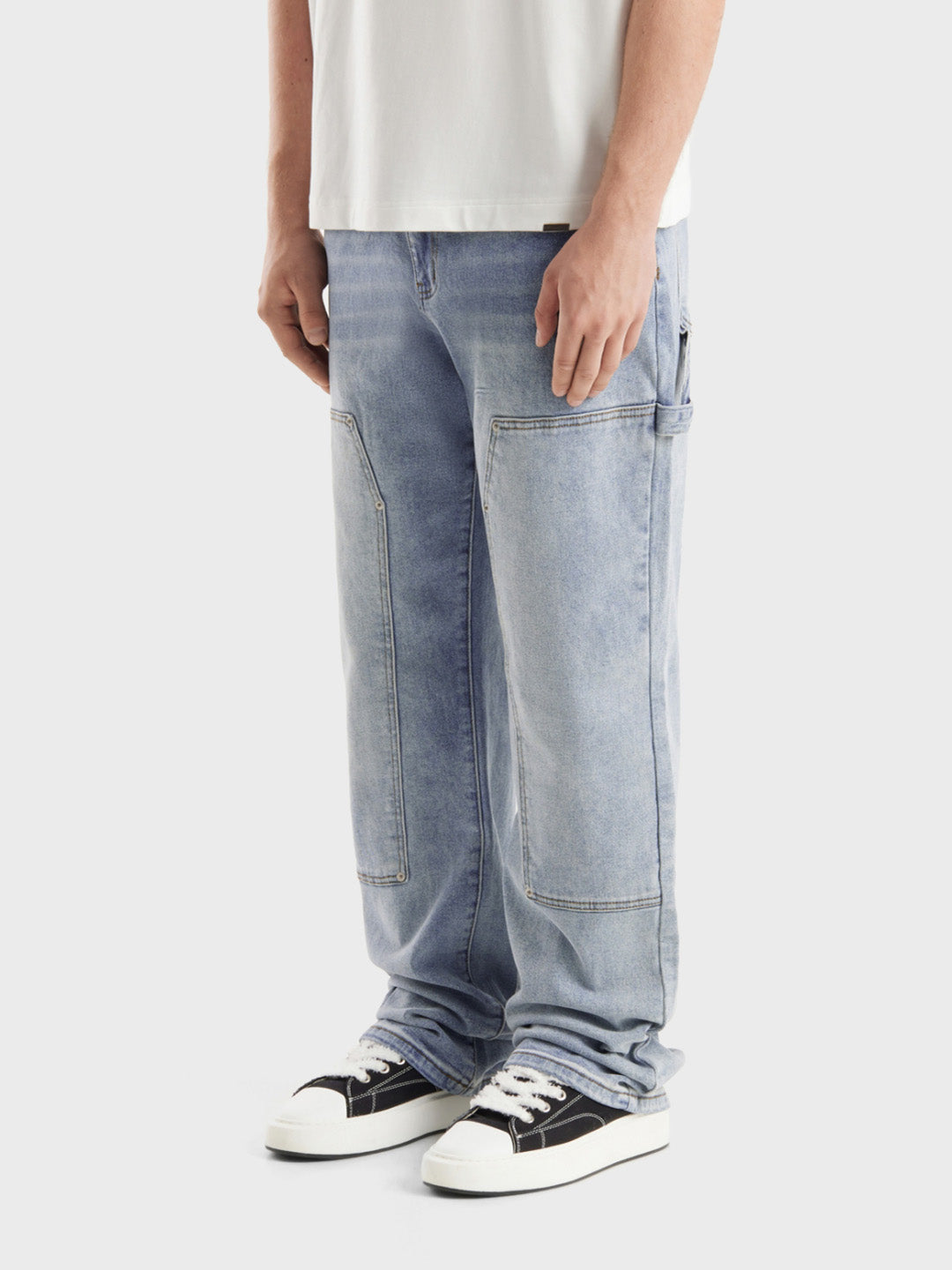 Model draagt Zivana Jeans Blue schuin vooraanzicht – Don’t Waste Culture