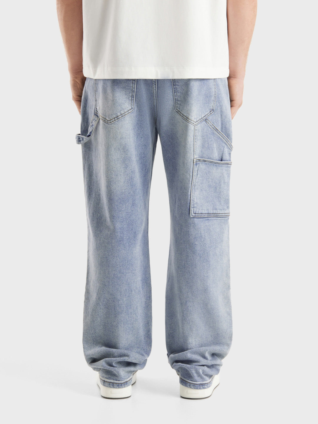 Achteraanzicht model met Zivana Jeans Blue – Don’t Waste Culture