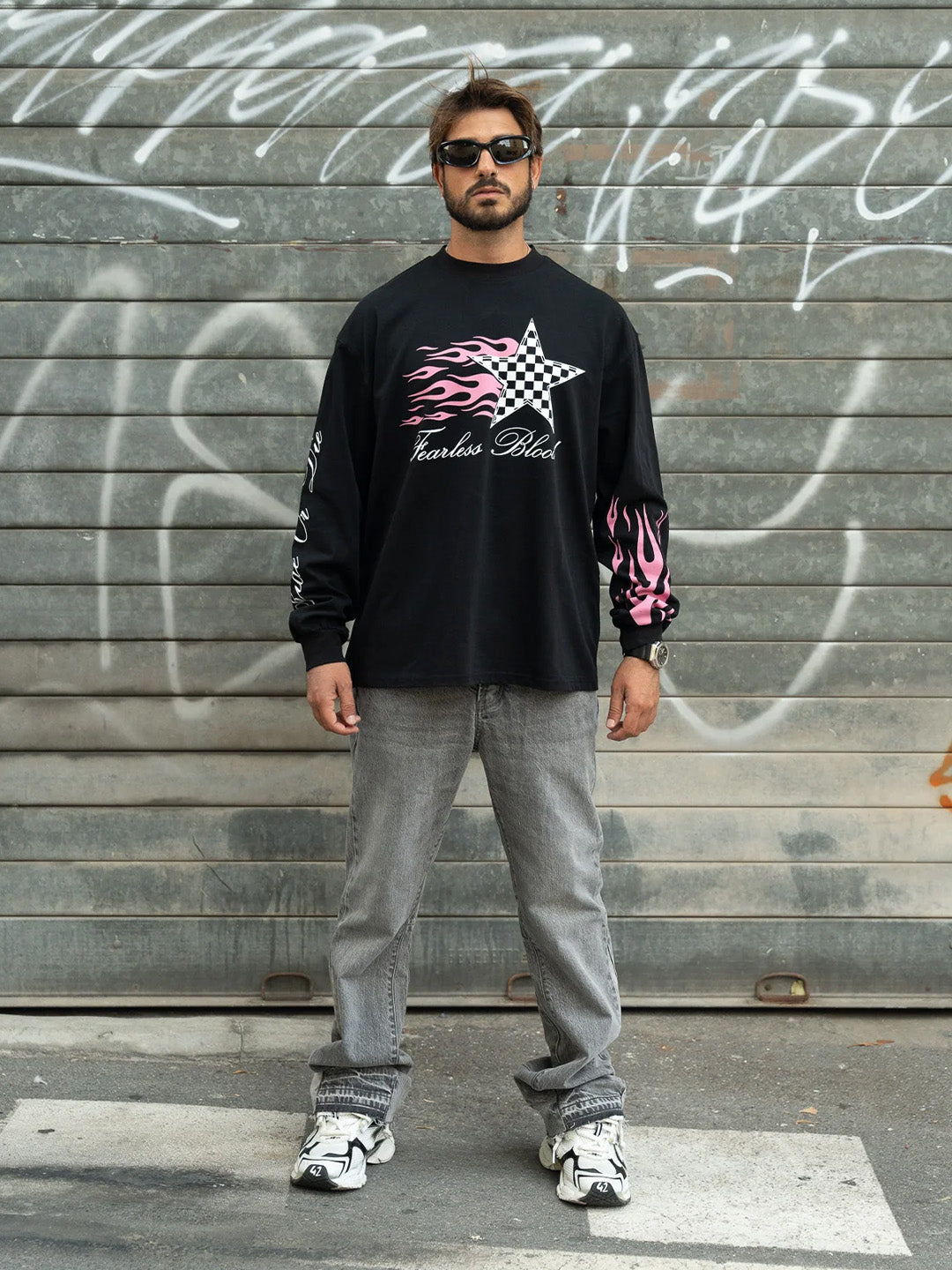 Fearless Blood Gino Longsleeve T-Shirt Black – model vooraanzicht lifestyle