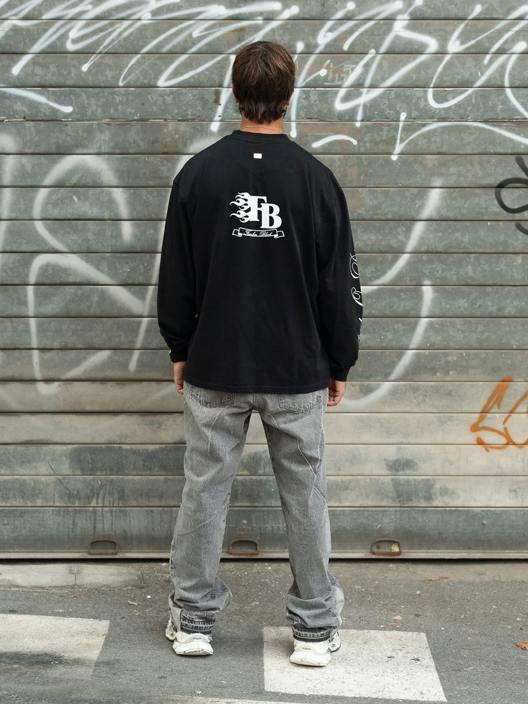 Fearless Blood Gino Longsleeve T-Shirt Black – model achterkant lifestyle